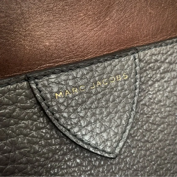 MARC JACOBS PEEBLED | DARK TAUPE AND BROWN WITH HAMMERED GOLD HARDWARE | ITALY - Picture 16 of 17